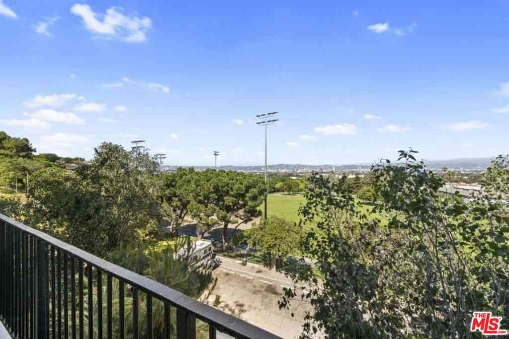 Condo For Sale - 4749 Don Ricardo Drive<br/> Los Angeles, CA 90008