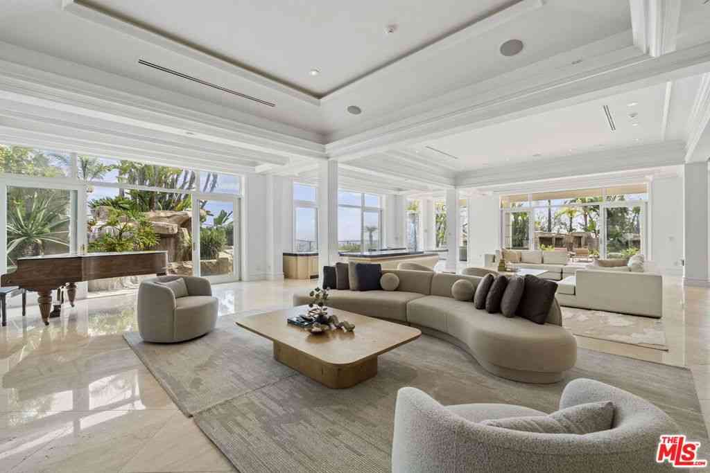 Homes For Rent - 360 Trousdale Place<br/> Beverly Hills, CA 90210