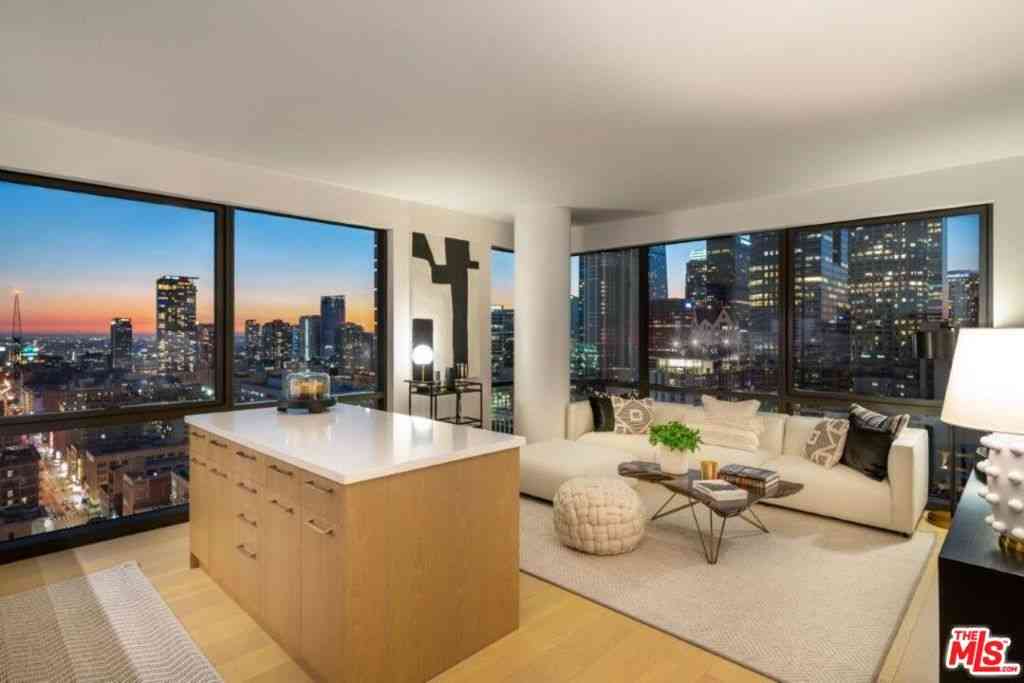 Condo For Rent - 400 S Broadway #809<br/> Los Angeles, CA 90013