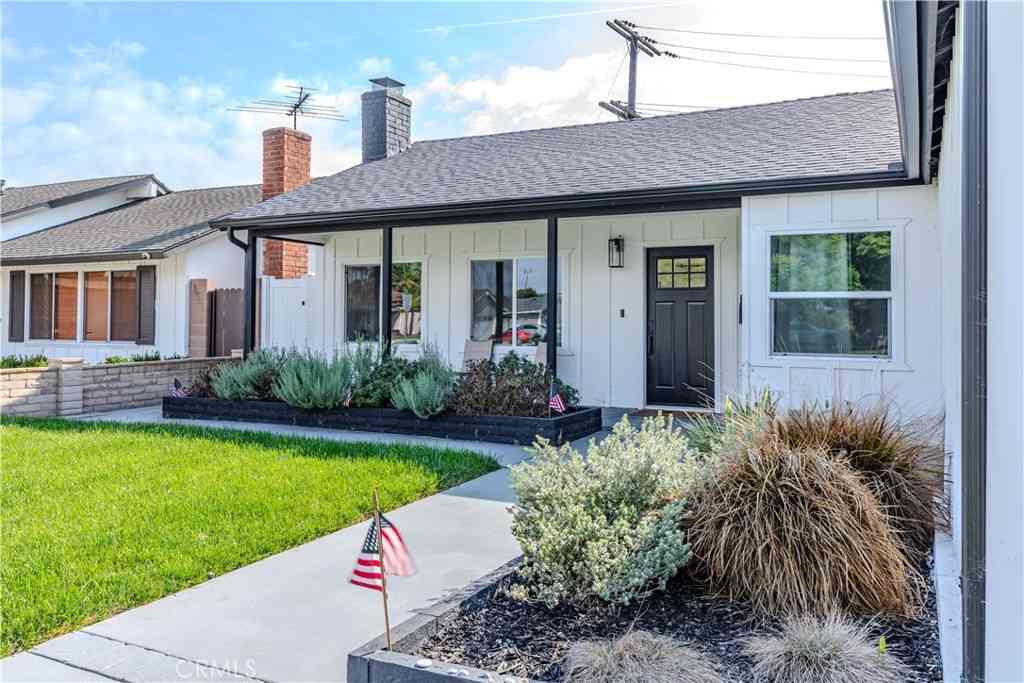 Homes For Sale - 6082 Royalist<br/> Huntington Beach, CA 92647