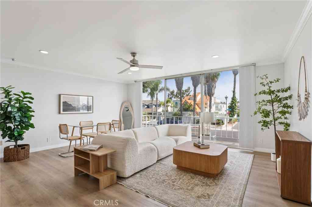 Condo For Sale - 383 Bay Shore Avenue #207<br/> Long Beach, CA 90803