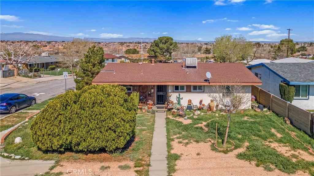 Homes For Sale - 1549 Elizabeth Lake<br/> Palmdale, CA 93551