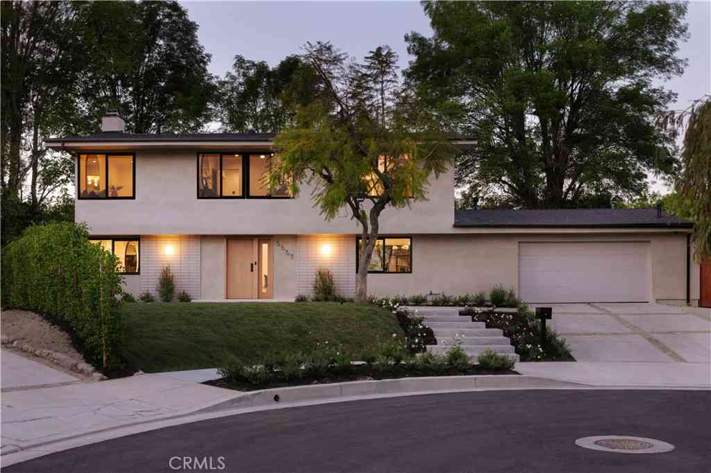 Homes For Sale - 5557 Franrivers Avenue<br/> Woodland Hills, CA 91367