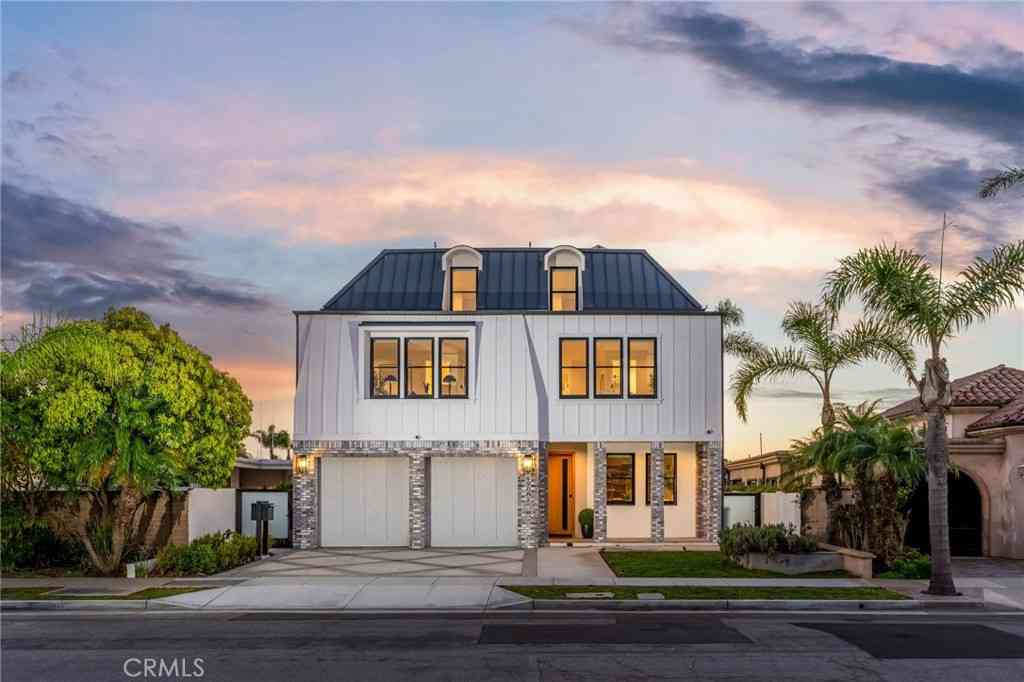 Homes For Sale - 17007 Edgewater Lane<br/> Huntington Beach, CA 92649