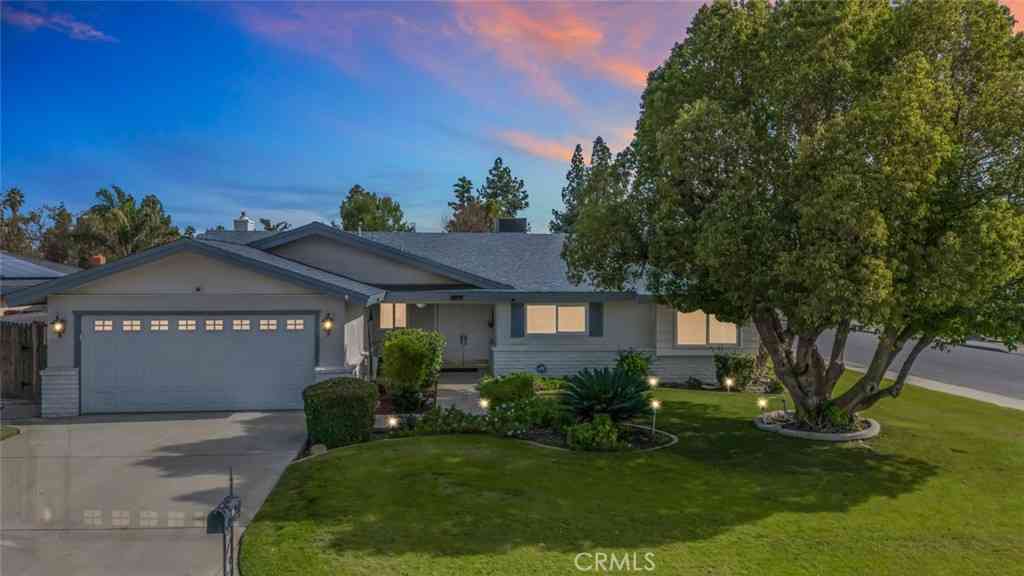Homes For Sale - 2508 Prestwick Court<br/> Bakersfield, CA 93309