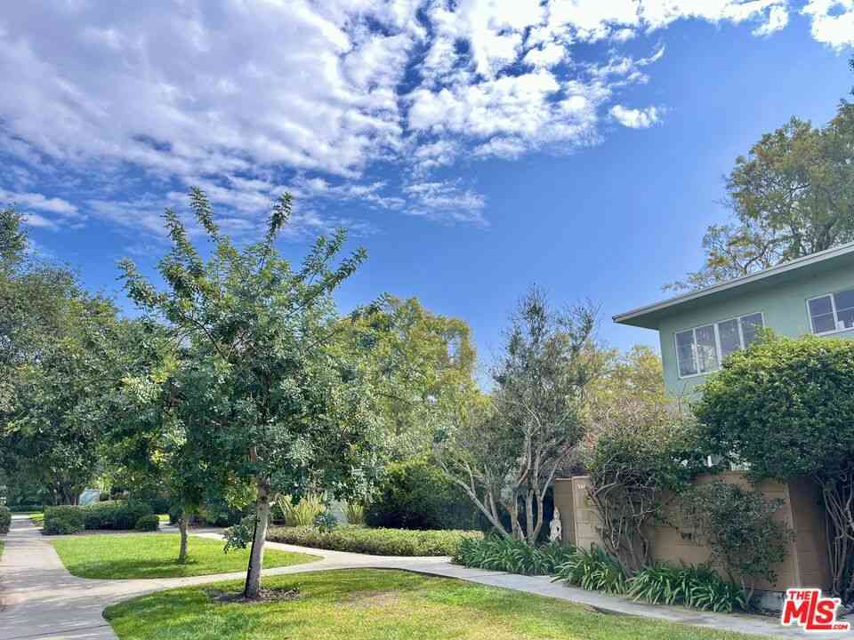 Condo For Sale - 5441 Village Green<br/> Los Angeles, CA 90016