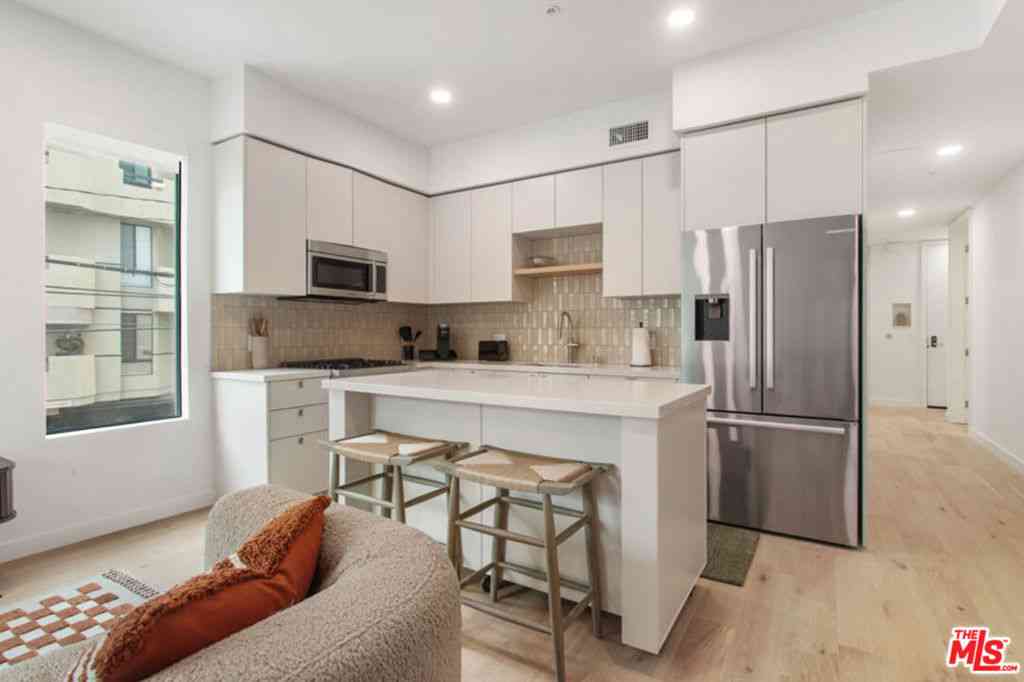 Apartment For Rent - 10310 Santa Monica Boulevard #410<br/> Los Angeles, CA 90025