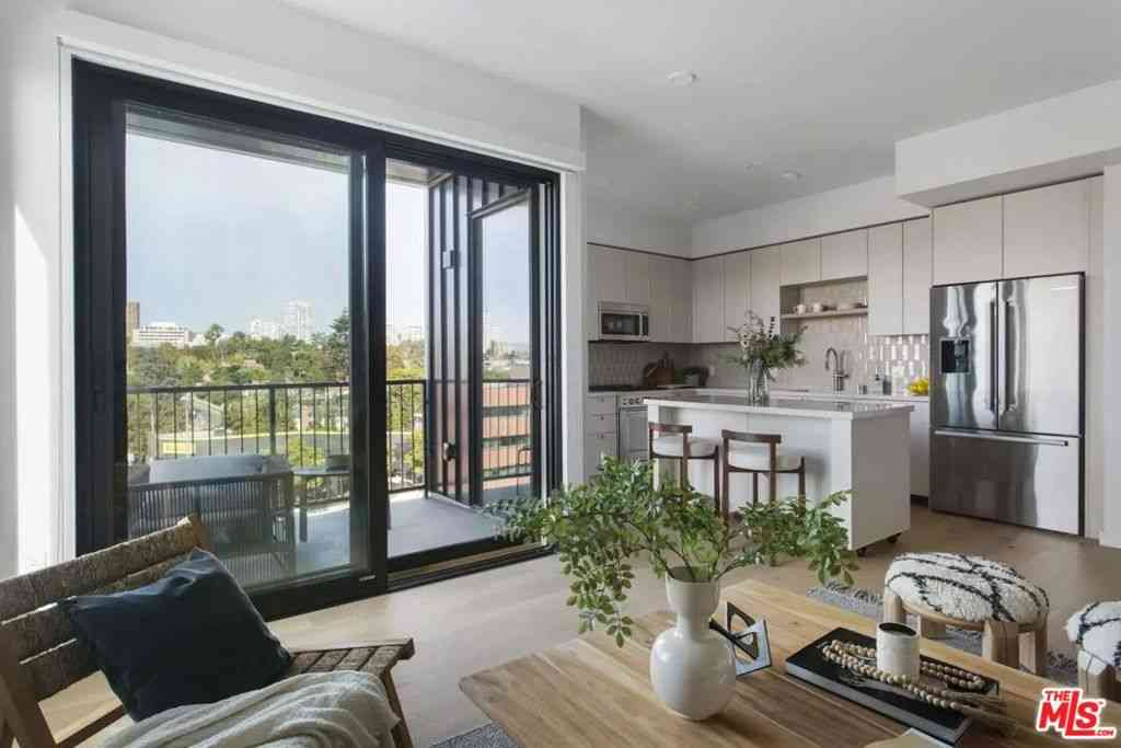 Apartment For Rent - 10310 Santa Monica Boulevard #522<br/> Los Angeles, CA 90025