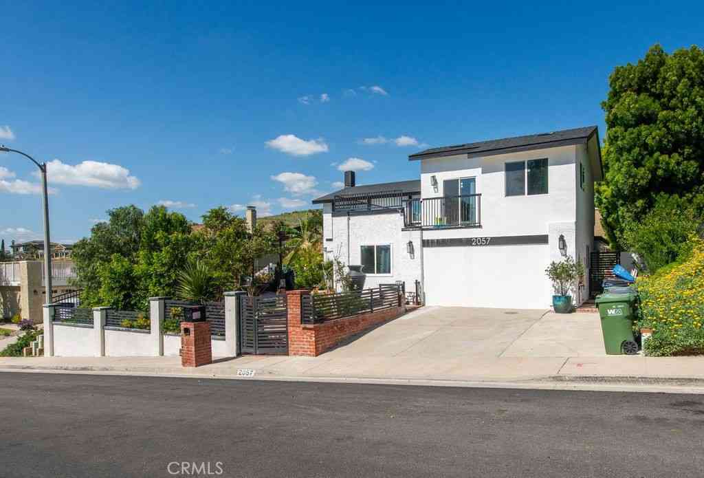 Homes For Sale - 2057 Woodglen Street<br/> Simi Valley, CA 93065