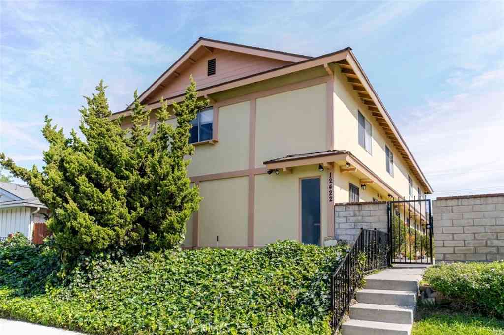 Homes For Sale - 12422 Clearglen Avenue<br/> Whittier, CA 90604