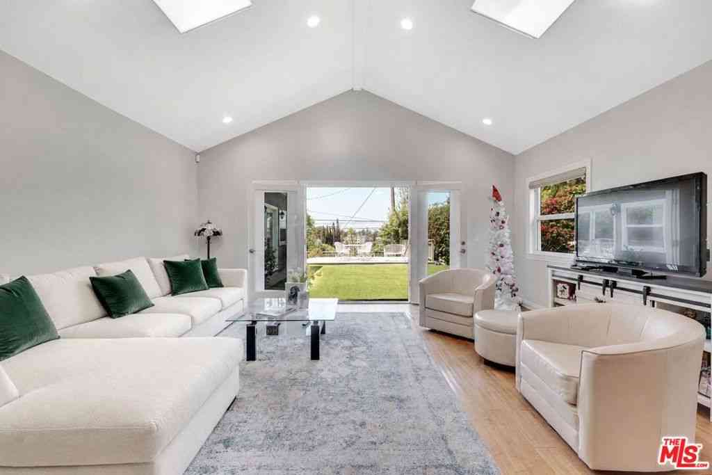 Homes For Sale - 3733 Willowcrest Avenue<br/> Studio City, CA 91604
