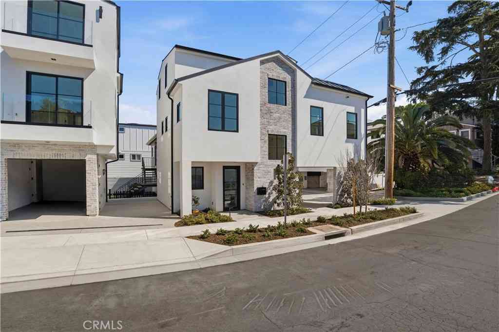 Condo For Rent - 700 1/2 Iris<br/> Corona Del Mar, CA 92625