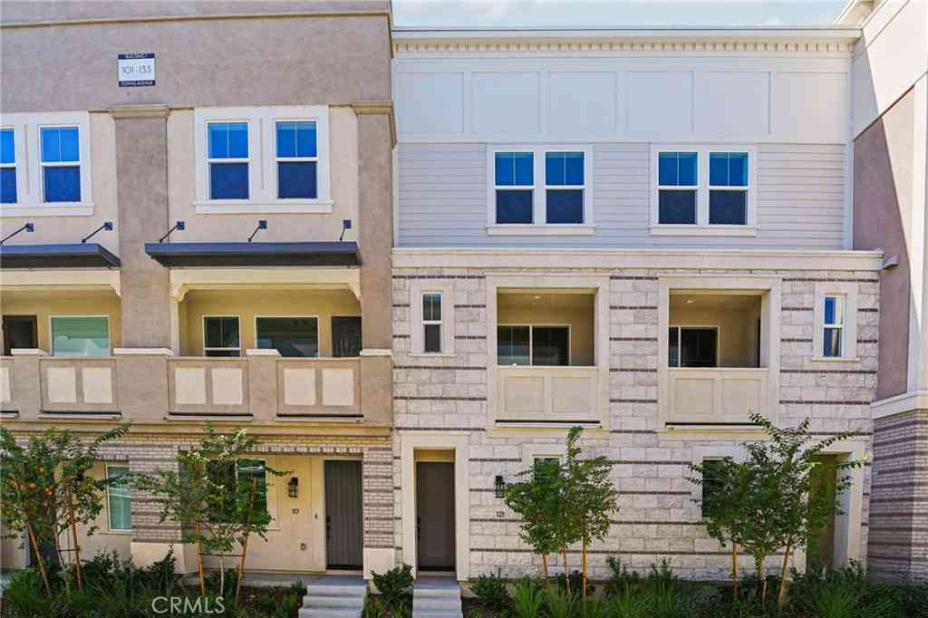 Townhouse For Sale - 157 N First Avenue<br/> Upland, CA 91786