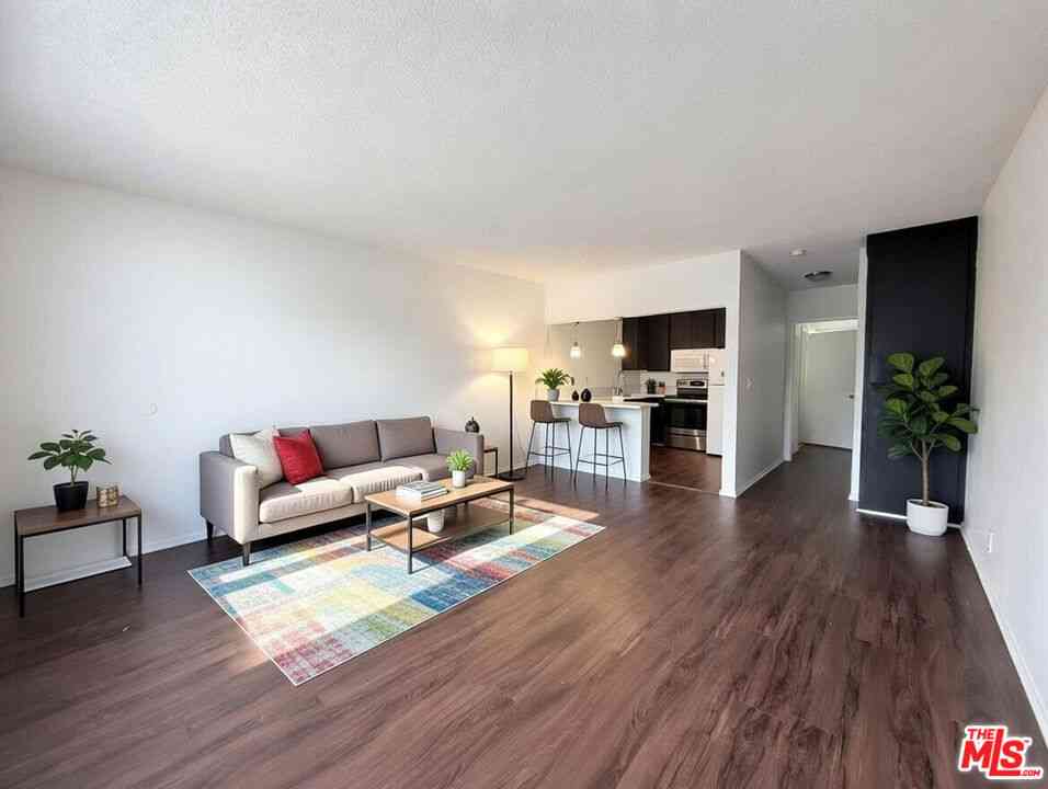 Condo For Rent - 1137 W 36th Place #3<br/> Los Angeles, CA 90007