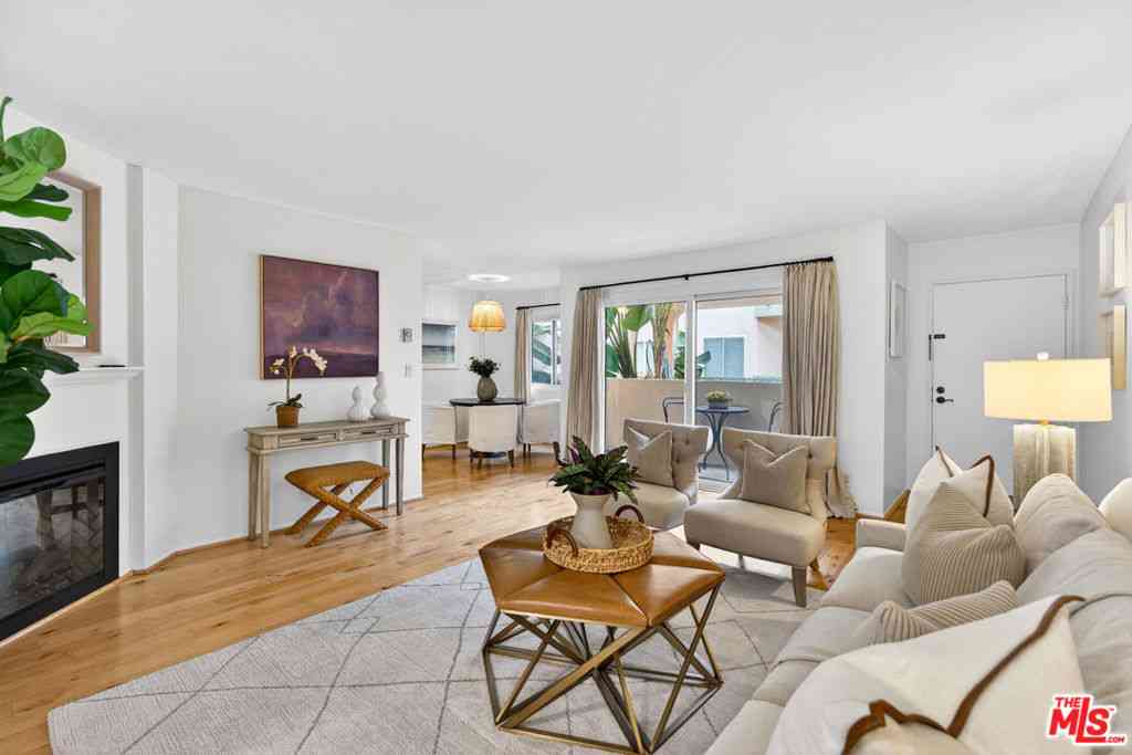 Condo For Sale - 914 Lincoln Boulevard #207<br/> Santa Monica, CA 90403