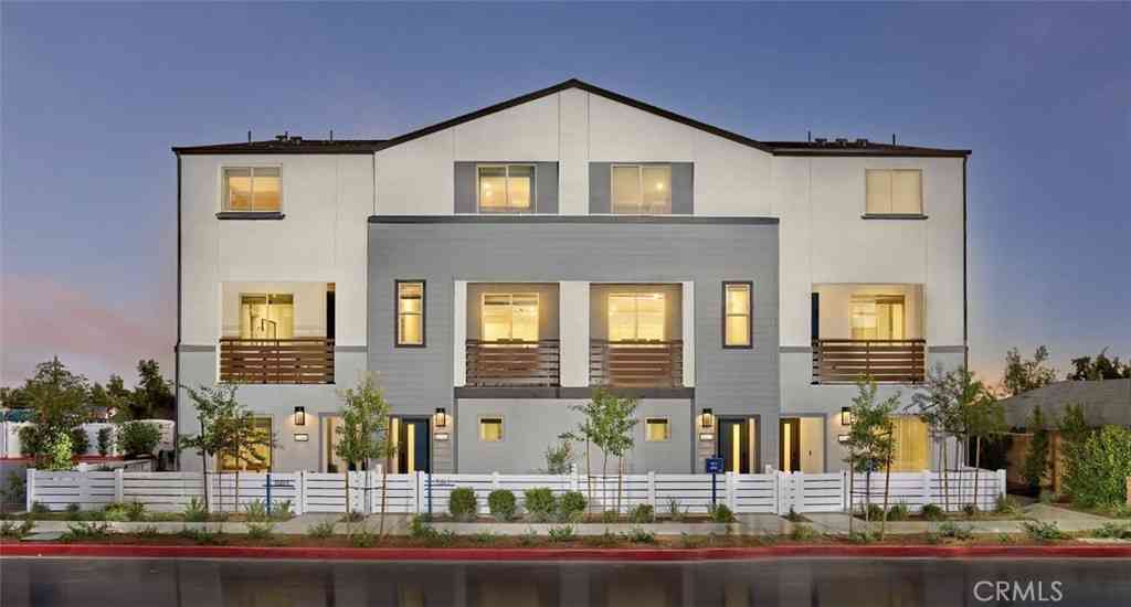 Townhouse For Sale - 1309 W North Pinecrest Paseo<br/> Ontario, CA 91762