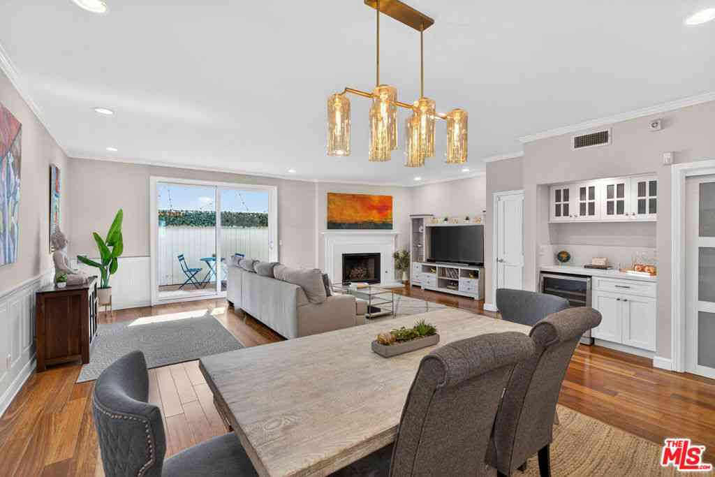 Townhouse For Sale - 928 11th Street #2<br/> Santa Monica, CA 90403