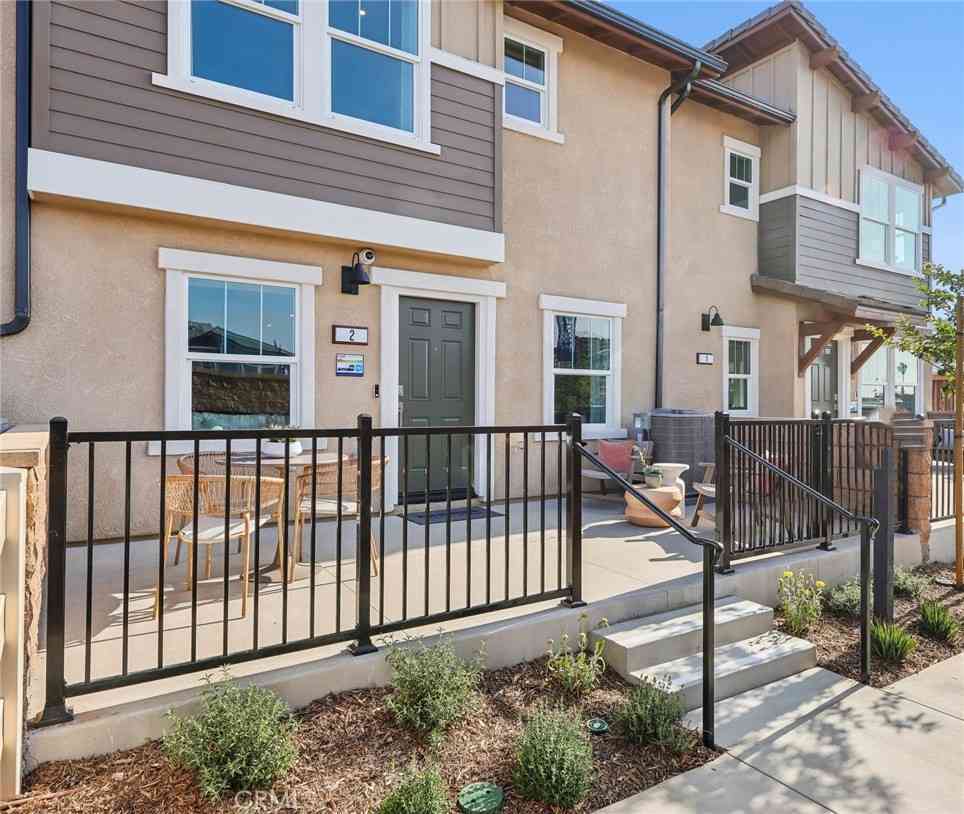 Townhouse For Sale - 15535 April Dawn Way #3<br/> Fontana, CA 92336