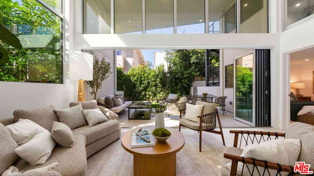 Condo For Sale - 621 N Kings Road #2<br/> West Hollywood, CA 90048