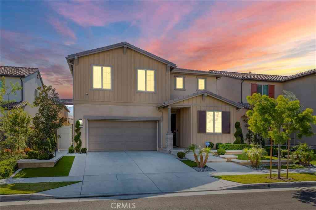 Homes For Sale - 2227 Melogold Way<br/> Corona, CA 92883