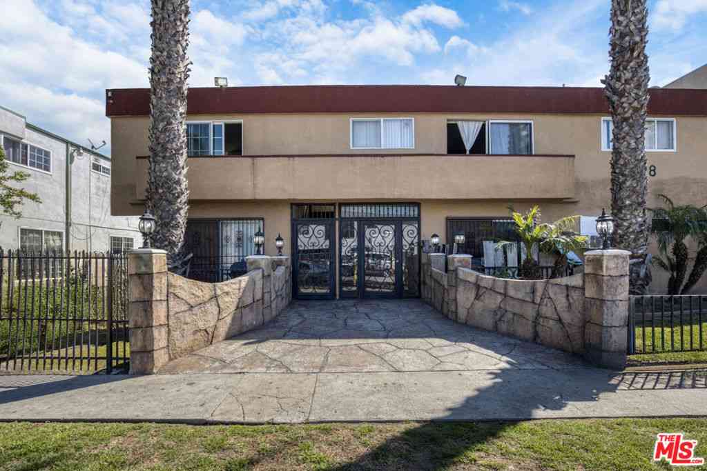 Homes For Sale - 2718 S Cochran Avenue<br/> Los Angeles, CA 90016