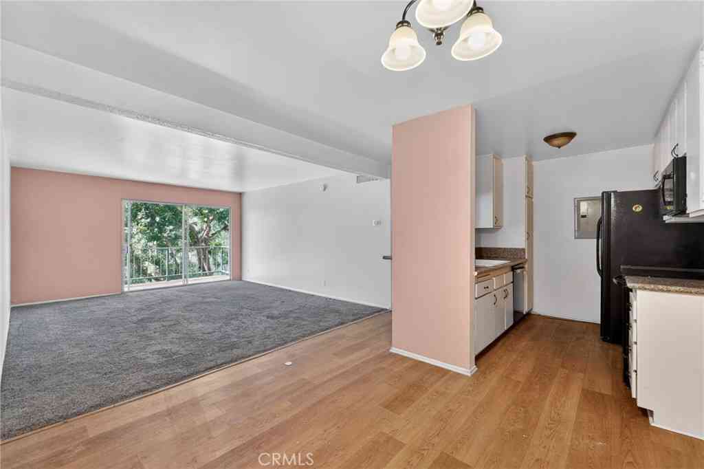 Condo For Sale - 5460 White Oak Avenue #J207<br/> Encino, CA 91316