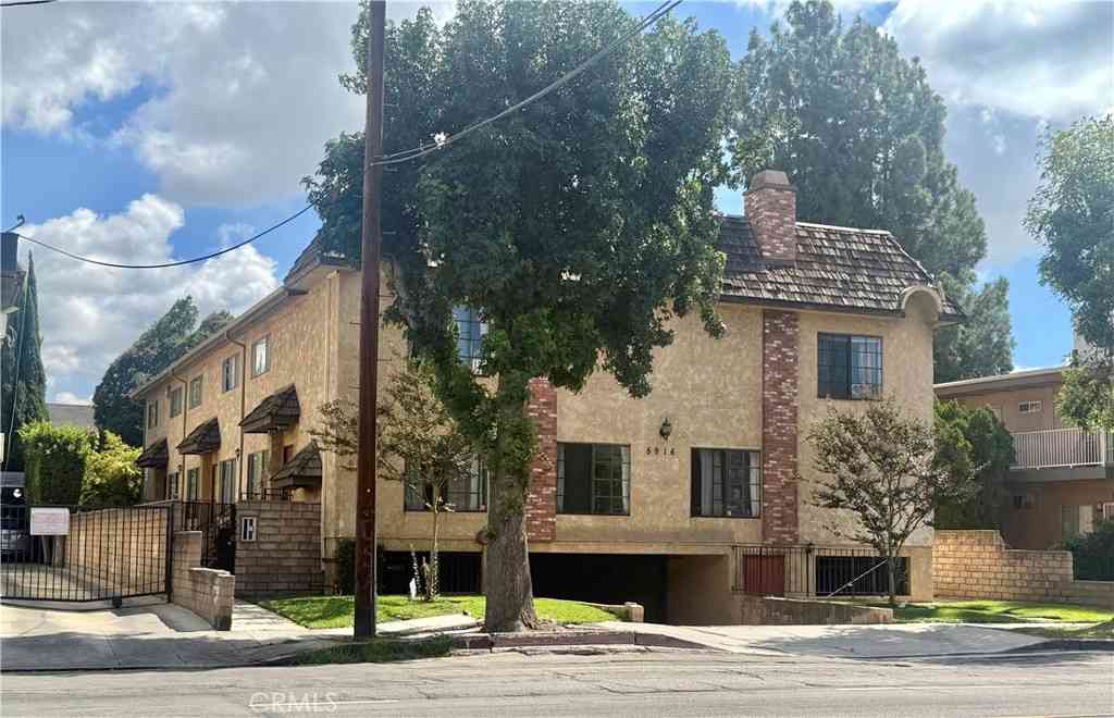 Townhouse For Sale - 5916 Whitsett Ave #2<br/> Valley Village, CA 91607