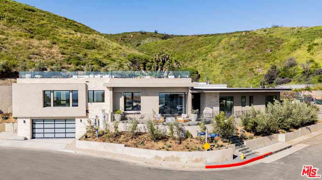 Homes For Rent - 1205 Las Lomas Place<br/> Pacific Palisades, CA 90272