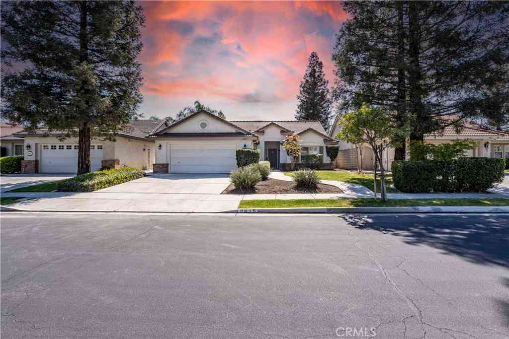 Homes For Sale - 9815 Cabbage Rose<br/> Bakersfield, CA 93311