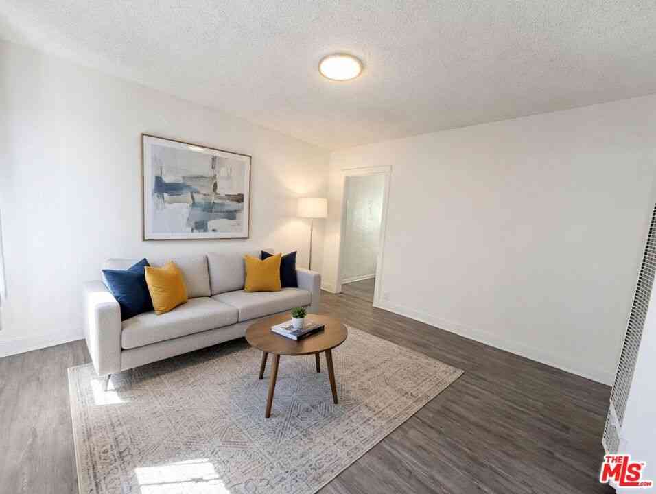 Apartment For Rent - 2621 Magnolia Avenue #2621 1/4<br/> Los Angeles, CA 90007