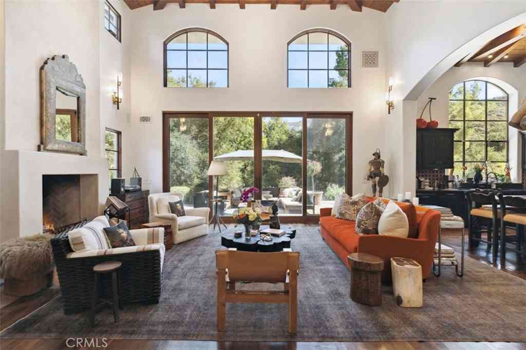 Homes For Sale - 2040 Mckain Street<br/> Calabasas, CA 91302