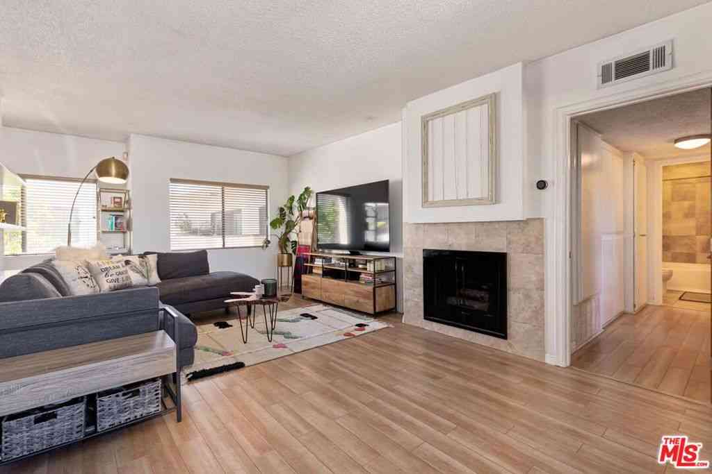 Condo For Rent - 5805 Whitsett Avenue #206<br/> Valley Village, CA 91607