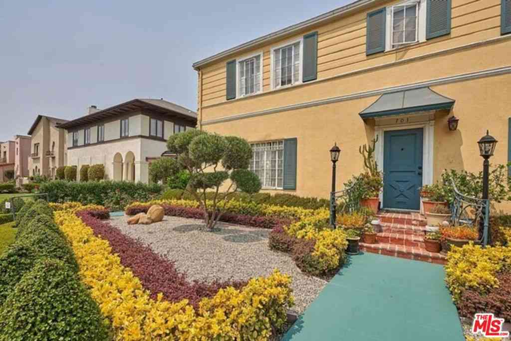 Homes For Sale - 701 Lorraine Boulevard #4 UNITS<br/> Los Angeles, CA 90005
