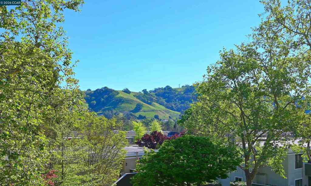 Condo For Sale - 1160 Singingwood Ct #5 #5<br/> Walnut Creek, CA 94595