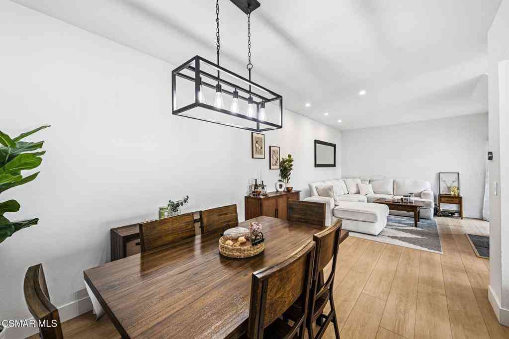 Townhouse For Sale - 513 Water Oak Lane #B<br/> Oak Park, CA 91377