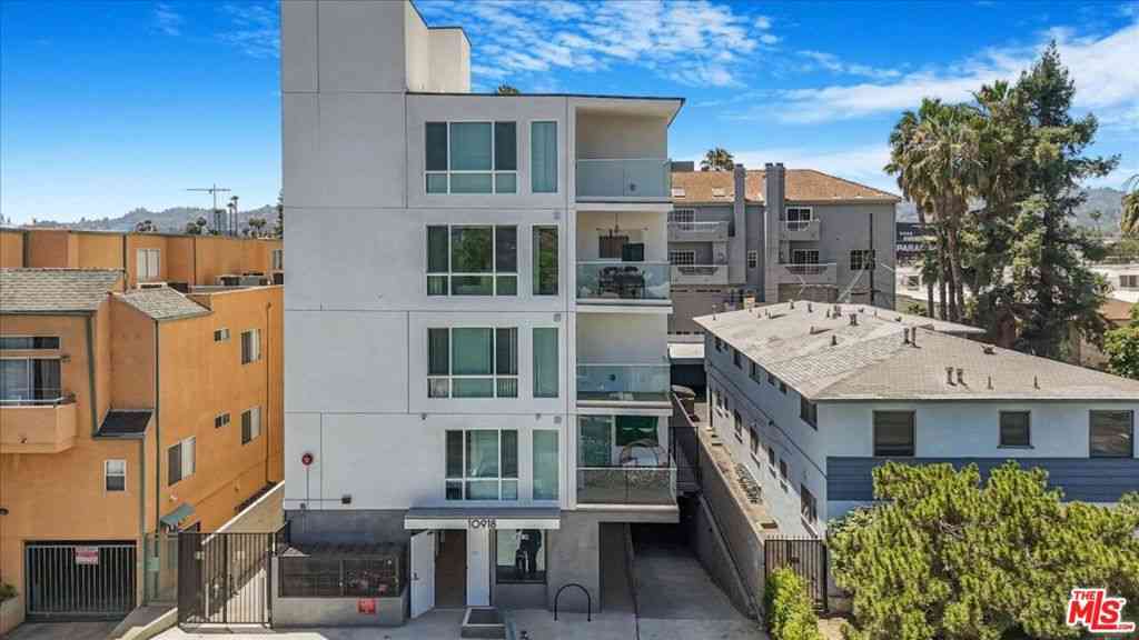 Homes For Sale - 10918 Camarillo Street<br/> Los Angeles County, North Hollywood, CA 91603