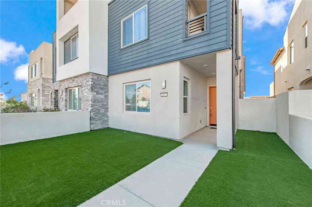 Multifamily For Rent - 107 Zawn<br/> Irvine, CA 92618