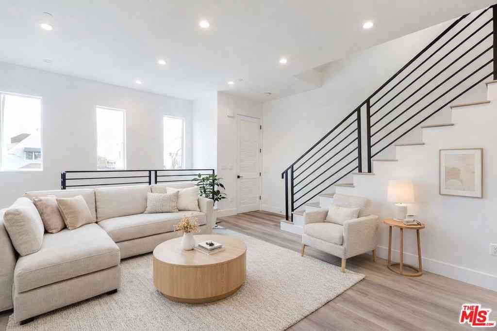 Condo For Rent - 525 N Normandie Avenue<br/> Los Angeles, CA 90004