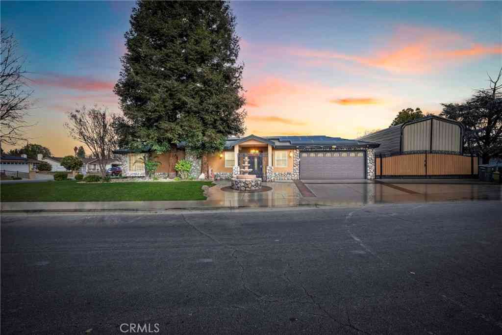 Homes For Sale - 6317 Scenic Way<br/> Bakersfield, CA 93309