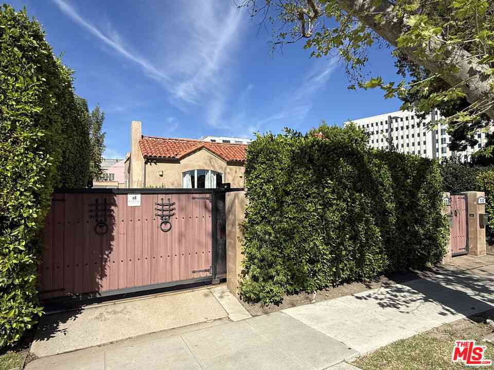 Apartment For Rent - 735 S Citrus Avenue<br/> Los Angeles, CA 90036