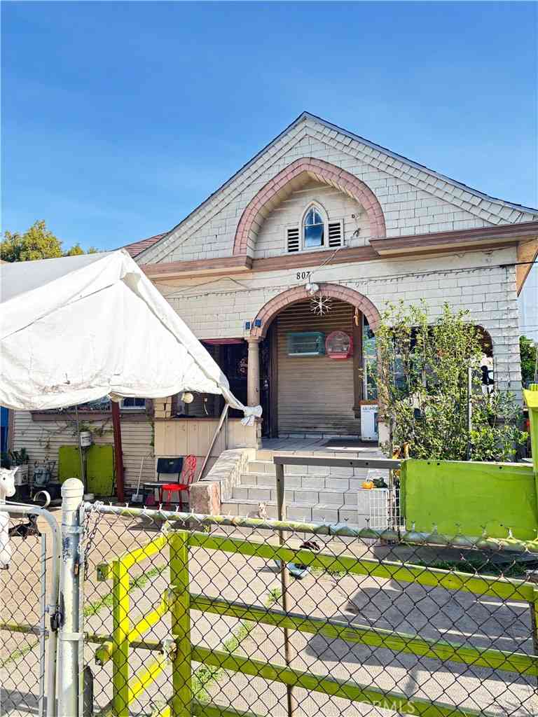 Homes For Sale - 807 E 20th<br/> Los Angeles, CA 90011