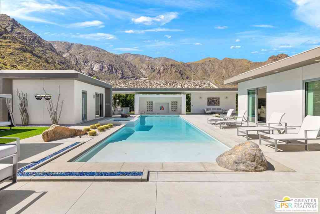 Homes For Sale - 979 Las Palmas Estates Drive<br/> Palm Springs, CA 92262