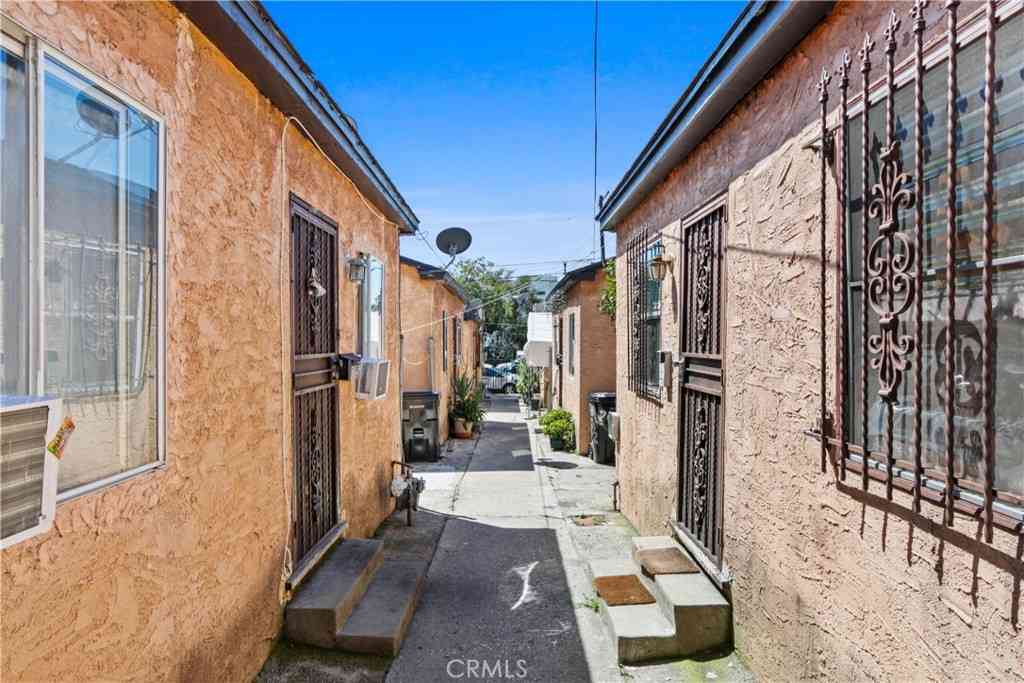 Apartment For Rent - 2015 Pennsylvania Avenue #1/2<br/> Los Angeles, CA 90033