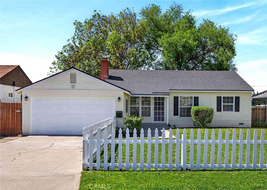 Homes For Sale - 6845 Barcelona Way<br/> Riverside, CA 92504