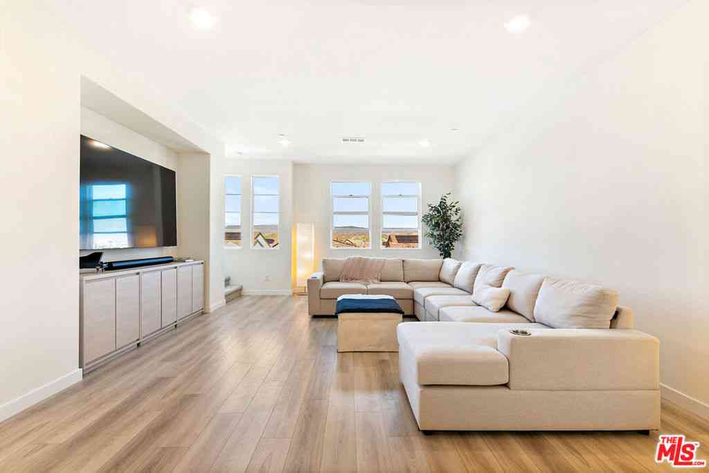 Townhouse For Sale - 27121 Valley Oak Place<br/> Valencia, CA 91381