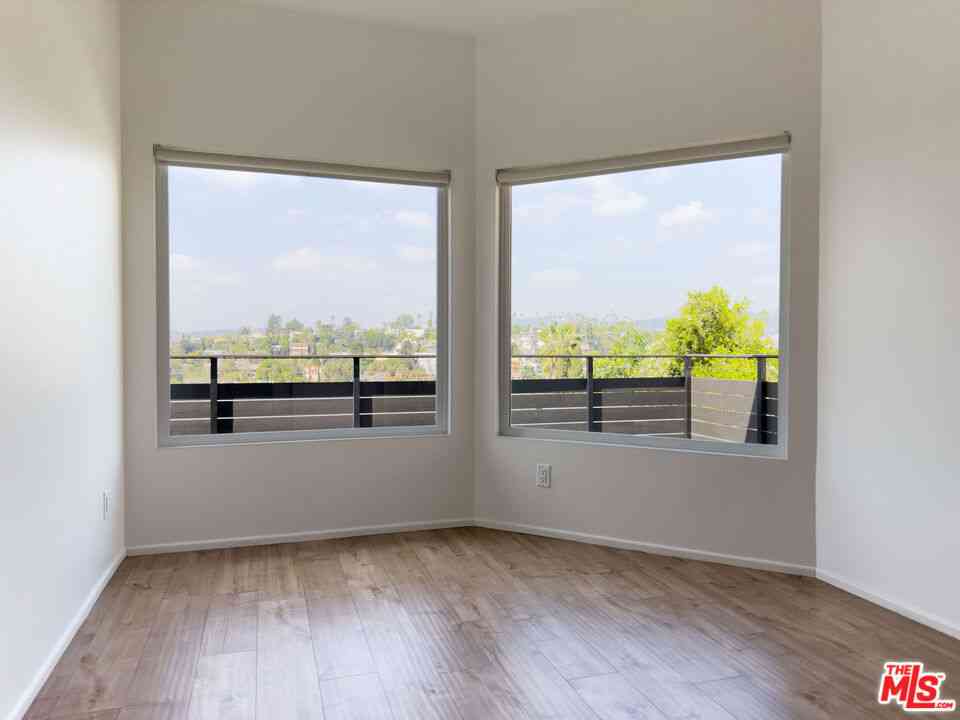 Condo For Rent - 845 N La Fayette Park Place<br/> Los Angeles, CA 90026