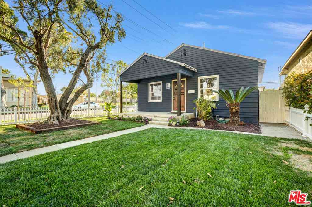 Homes For Sale - 3305 Brayton Avenue<br/> Signal Hill, CA 90755