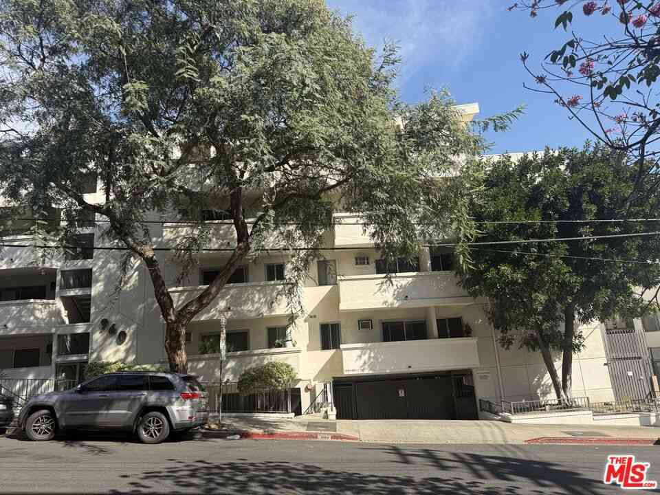 Condo For Sale - 960 Larrabee Street #321<br/> West Hollywood, CA 90069
