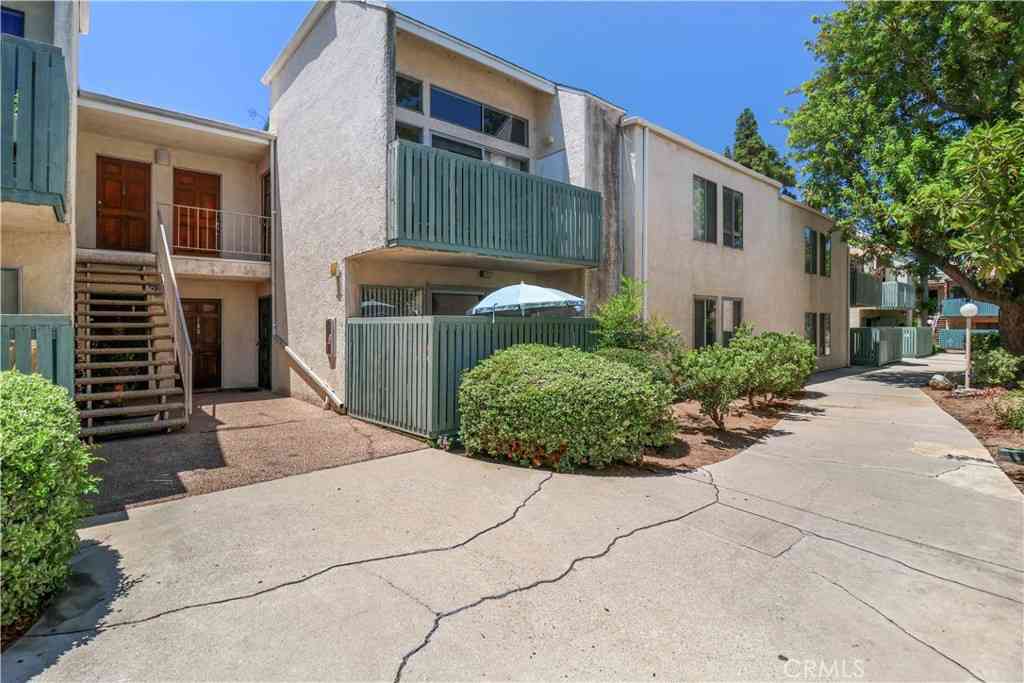 Condo For Rent - 5700 Etiwanda #105<br/> Tarzana, CA 91356