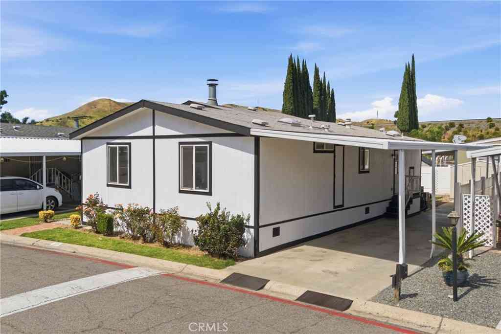 Mobile Home For Sale - 4901 Green River #153<br/> Corona, CA 92878